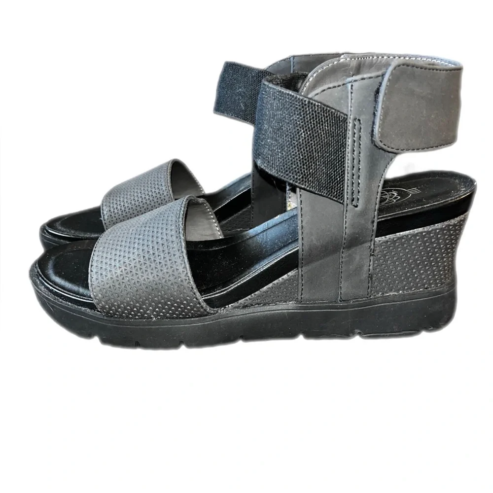 Hocus Pocus Sandals Philo a wedge size 9M